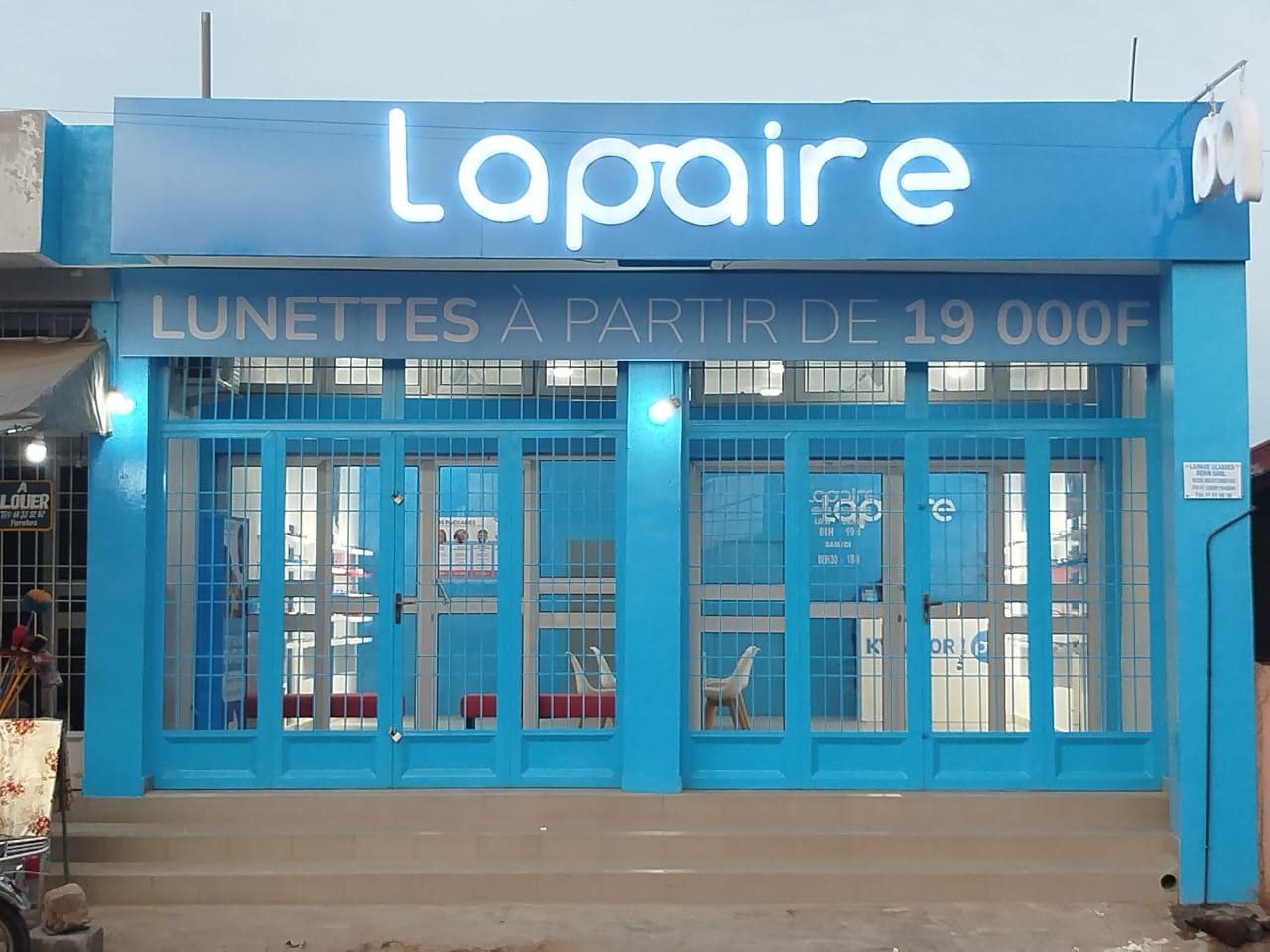 Lunetterie Lapaire Parakou avec vitrine contemporaine et signalétique professionnelle