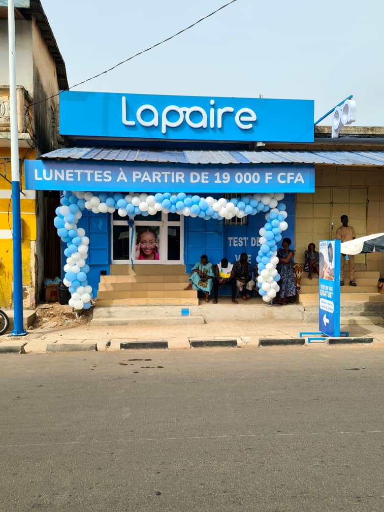 Magasin optique Lapaire Atakpame avec grandes baies vitrées et logo bien visible